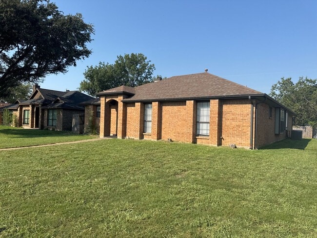 Photo - Move in Special 50% Off First Months Rent. Gorgeous 3 bed 2 bath - Welcome Home to Rowlett, TX