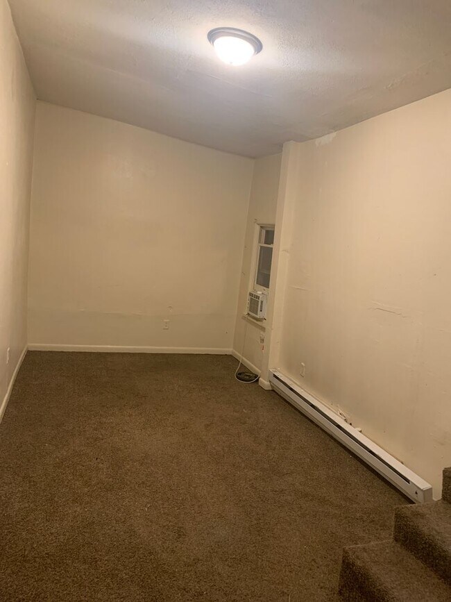 2nd Floor 1 Bedroom ApartmentWest End of House Rental in York