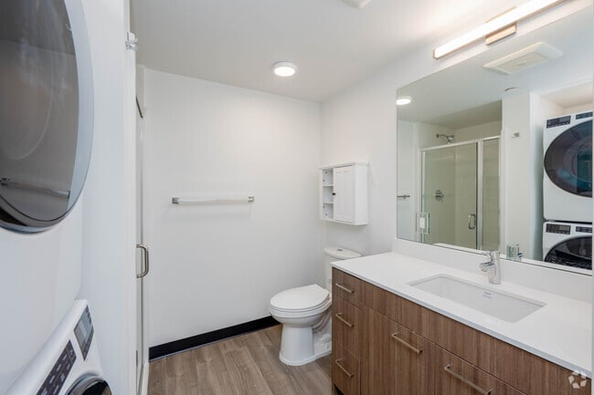 1BR, 1BA - 558SF - Bathroom