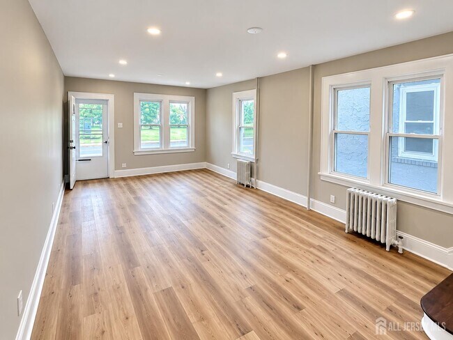 Photo - 899 Port Reading Ave