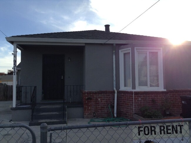Photo - Cute Duplex front unit available Unidad 9317 Walnut Street