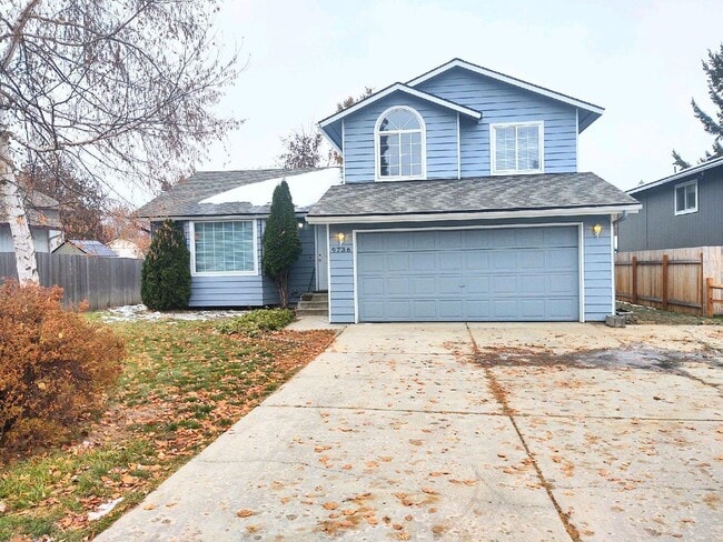 Building Photo - Spacious House - Brand New Flooring - Available Now!!