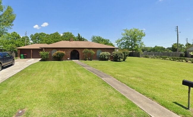 Building Photo - 3400 Coachman Dr