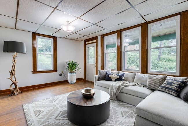 Building Photo - 2642 Quarry St Unit #1  (FLR 1)