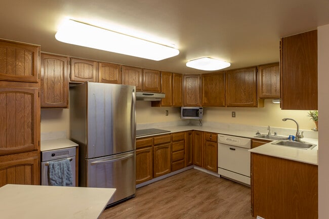 Kitchen - 1113 W Fireweed Ln Unit 600