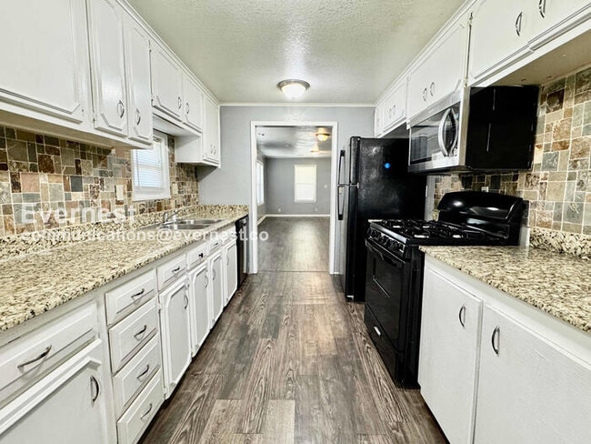 Photo - 2429 E 1st St