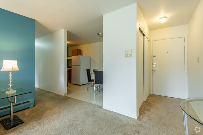 2 BR, 1 BA - 870SF