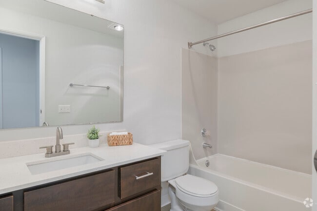 1 habitación, 1 baño - 826 pies cuadrados - Baño - Wellington Apartments