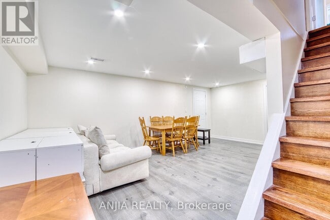 Photo - 37 Allangrove Crescent