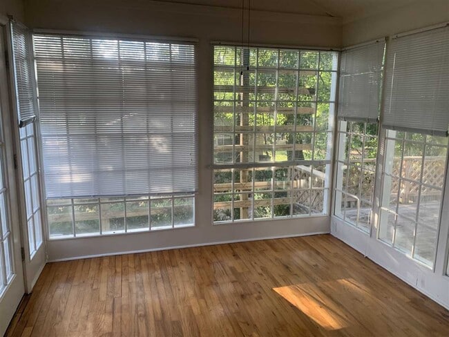 Photo - 1607 Jackson Bluff Rd