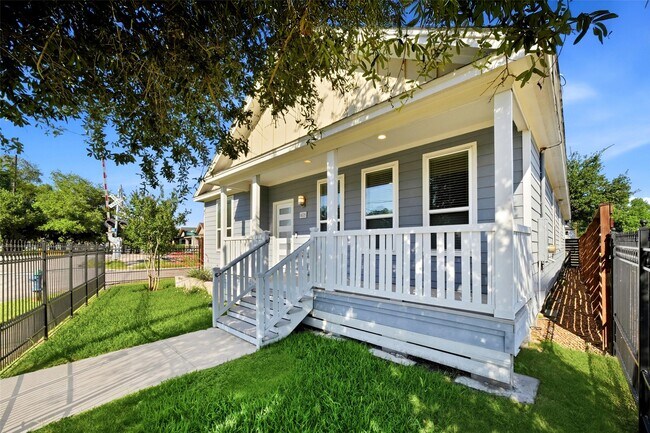 Photo - 605 Dumble St