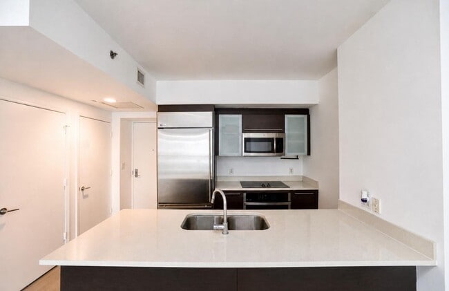Building Photo - 500 Brickell Ave Unit 2904