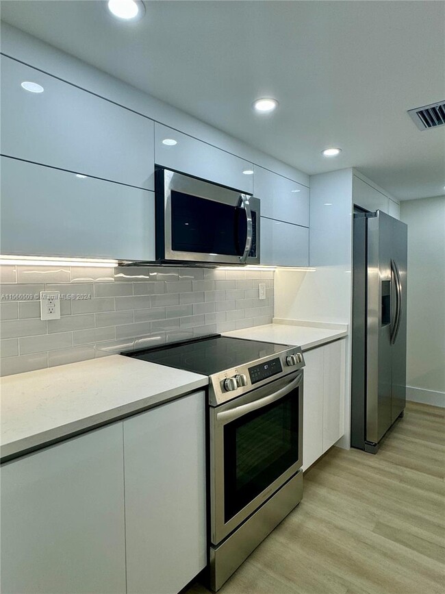 Building Photo - 2457 Collins Ave Unit 203 Rental