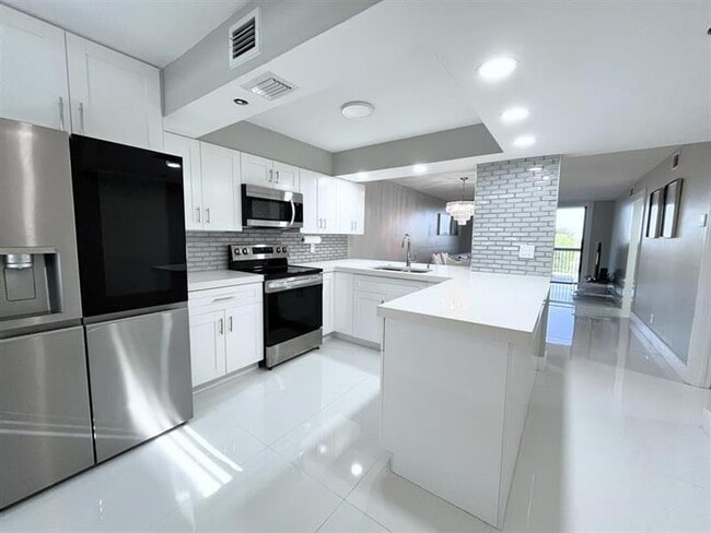 Building Photo - 1266 S Military Trail Unit 554