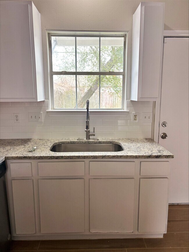 Building Photo - 10445 Wicklowe St