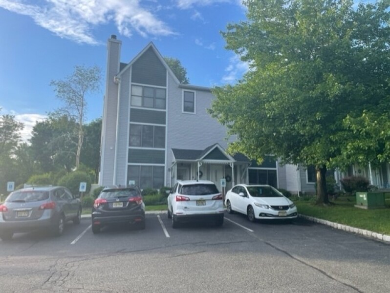 Photo - 102 Burlington Ct