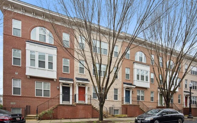 Building Photo - 2517 Sayles Pl SE Unit 9