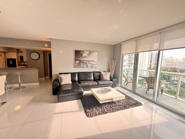 Building Photo - 3801S S Ocean Dr Rental