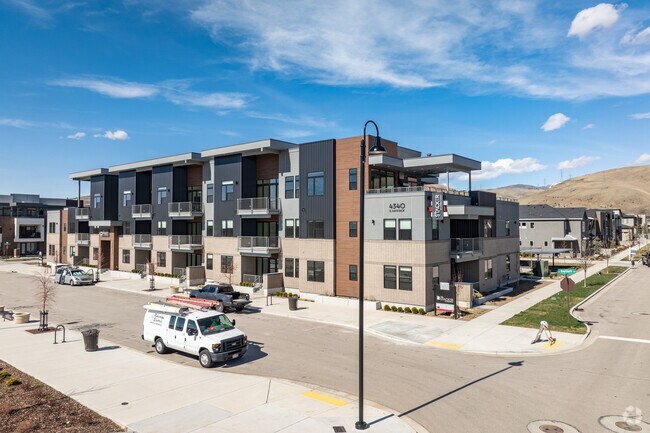 Ángulo alterno - The Cut at Harris Ranch