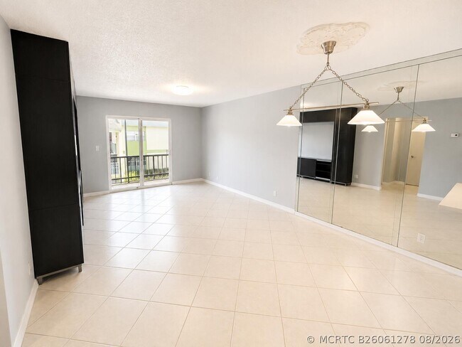 4116 NW 88th Ave Unit 207