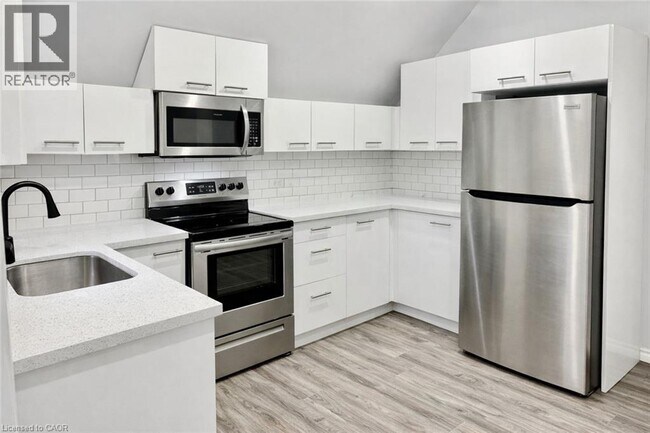 Photo - 252 Robinson St