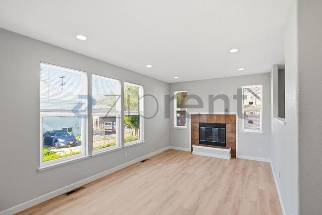 Photo - 2124 E 20th St