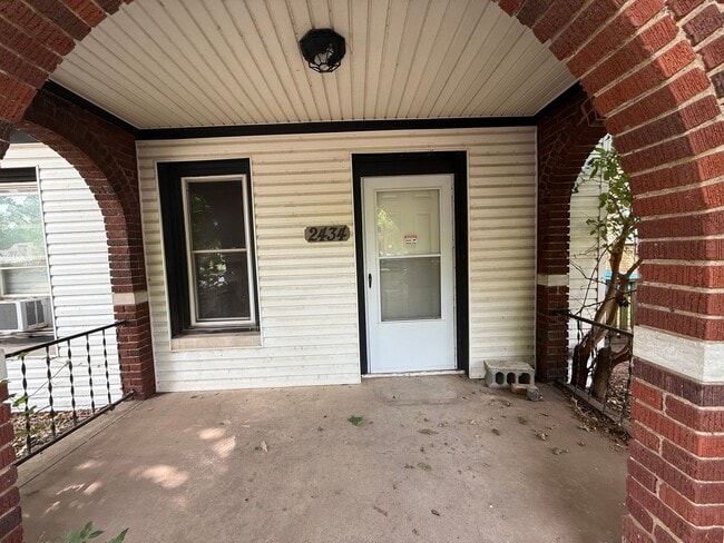 Building Photo - 2434 NW 12th - Duplex Unit 2434