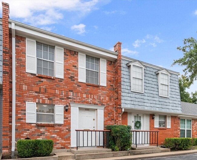 Building Photo - Luxury Townhome Living in the Prestigious Gated Community of Indian Creek – Available Now!