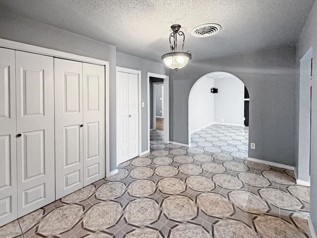 Photo - 910 W Taylor Ave