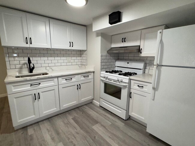Building Photo - 7307 Park Ave Unit Basement Rental