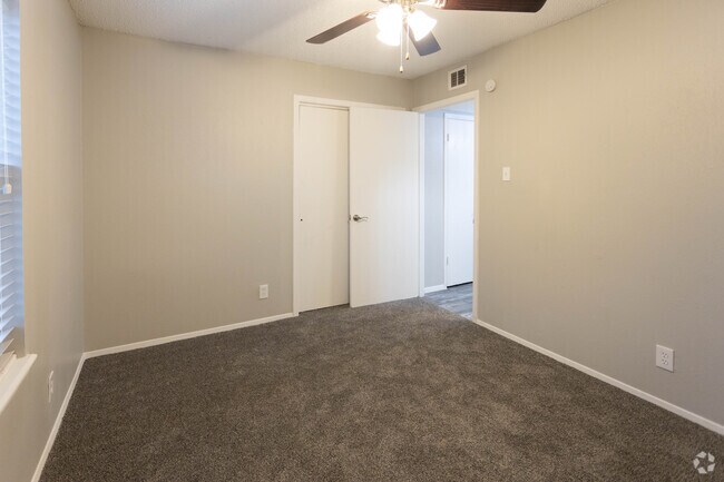 2BR, 1.5BA - 825 SF - Lubbock Lakeway Apartments