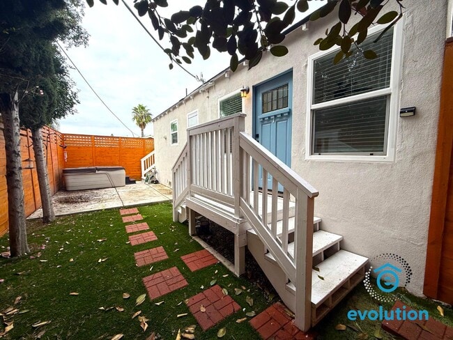 Building Photo - 4064 Laverne Pl