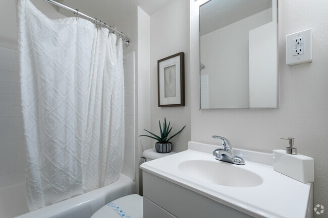 Studio, 1BA - 400 SF