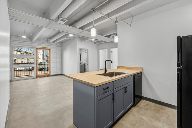 Building Photo - 415 S Weber St Unit 204