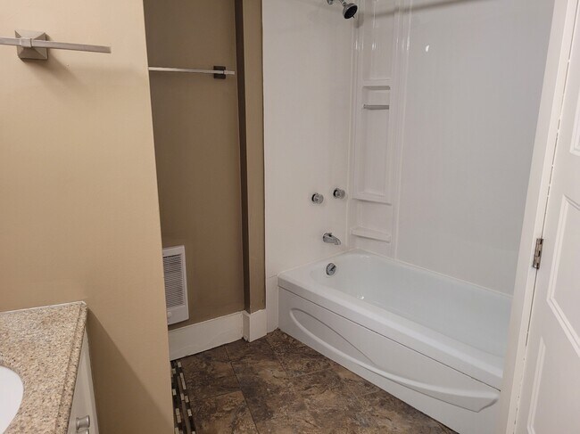 Photo - 1074 Wellington St