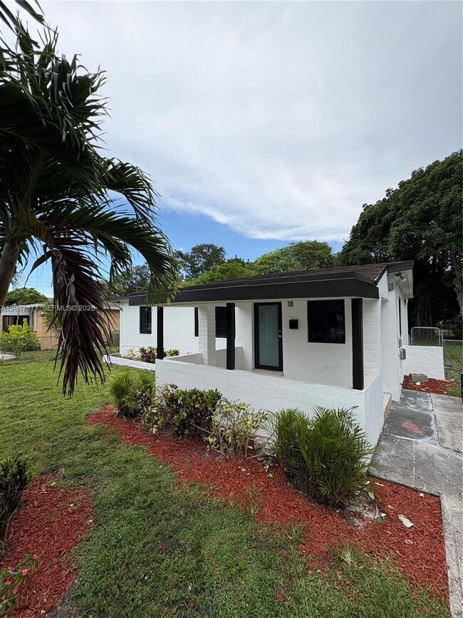 Building Photo - 650 NE 137th St