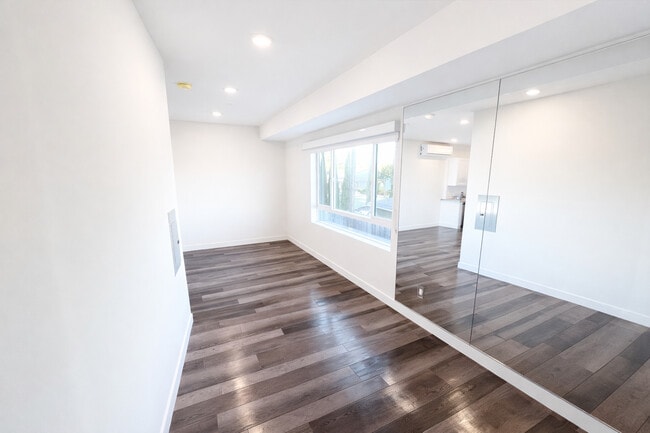 209 Bedroom - 4965 S Centinela Ave