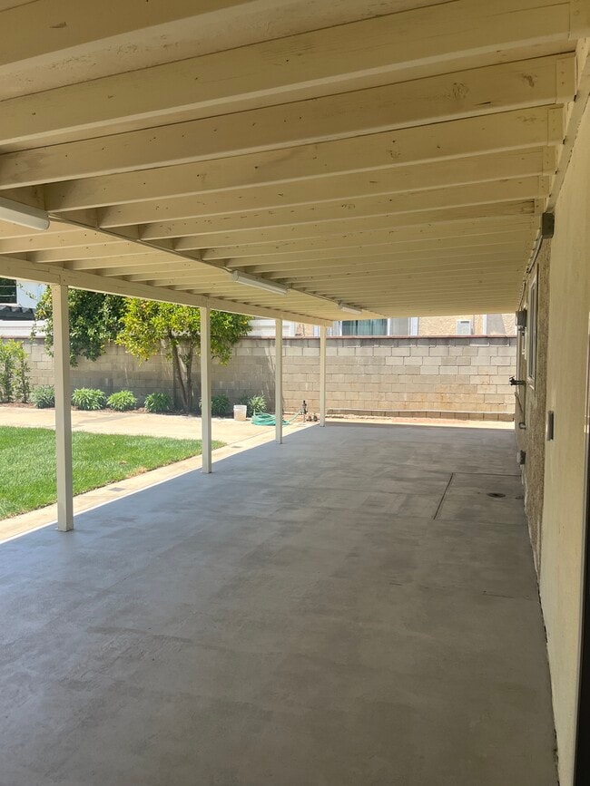Building Photo - 8039 Canaloupe Ave-