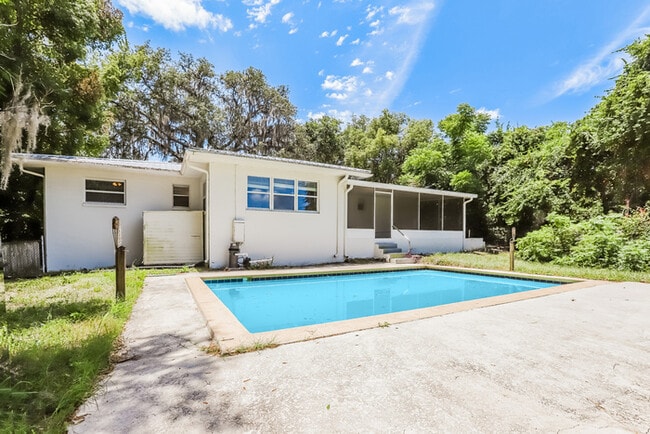 3 Bedroom Home with Private Pool in Inverness