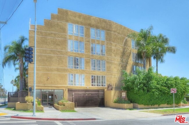 Building Photo - 3600 Bagley Ave Unit 305