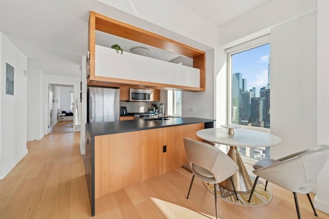 Building Photo - 550 W 45th St