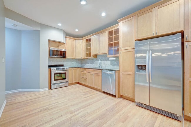 Building Photo - 1923 N Sheffield Ave