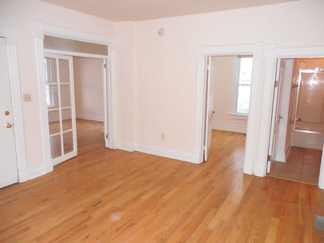 Building Photo - 1407 7th Ave Unit 1 down Rental