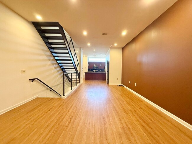 Building Photo - 449 Monroe Ave