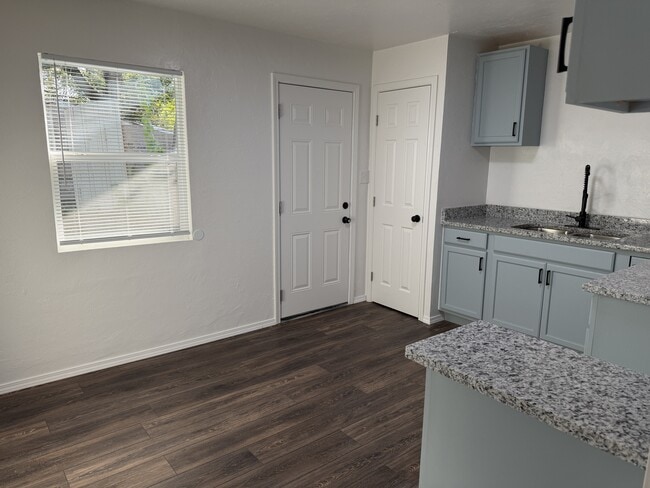 Photo - 1124 S Holly Ln