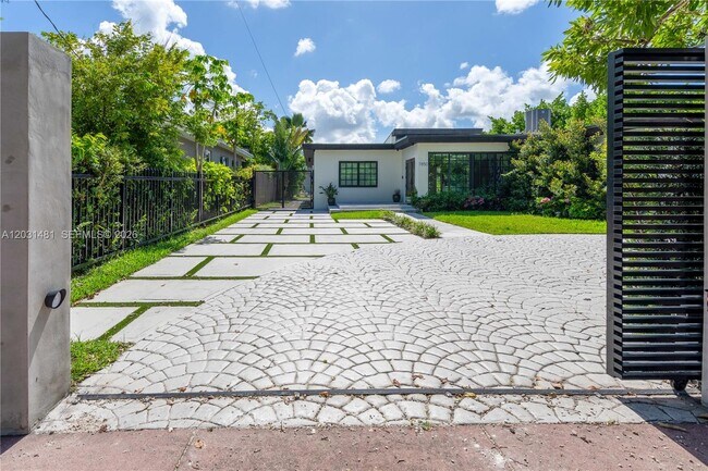Photo - 7850 Hawthorne Ave