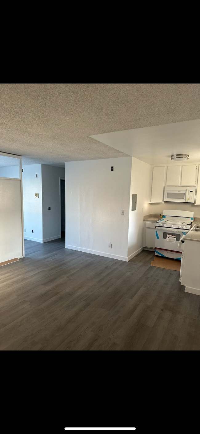 Building Photo - 11948 Hart St Unit 106 Rental