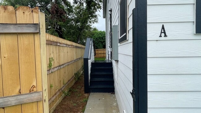 Building Photo - Fall in Love with This Beautiful 3-Bed Home