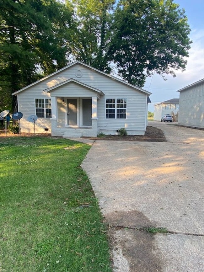 Building Photo - Renovated 1 Bedroom 1 Bath Unit for Rent! Rental