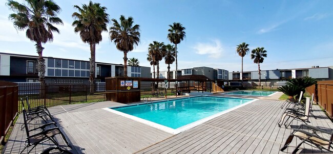 Piscina doble y área de la terraza - University Square Apartments